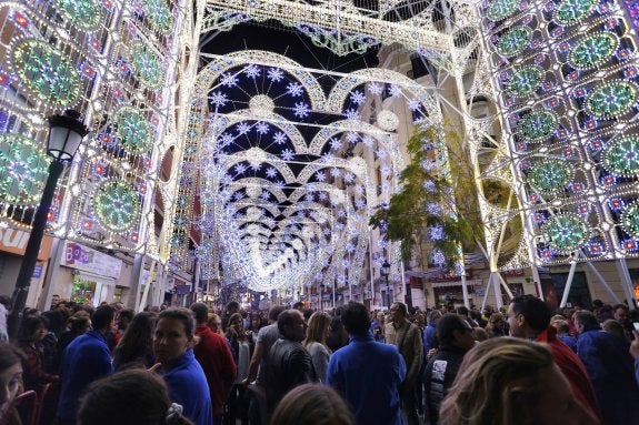 Cuba - Literato Azorín ilumina el cielo y gana el premio a la mejor calle iluminada de las Fallas 2017