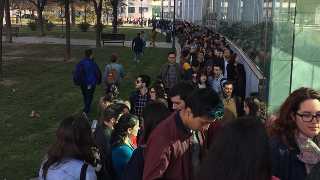 Locura para trabajar en el primer Hard Rock Café de Valencia