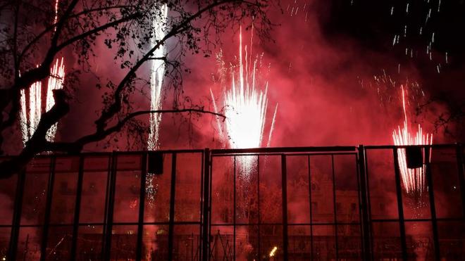 Fallas 2017 | La mascletà nocturna de colores enciende una noche de verbenas y conciertos