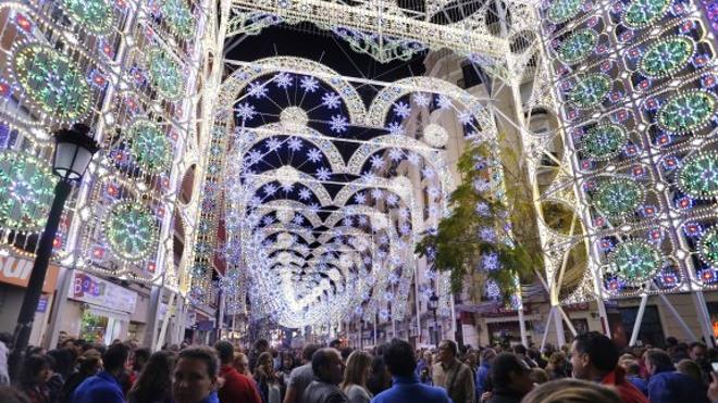 Fallas 2017 | Suspendido el encendido de Cuba Literato - Azorín por la lluvia