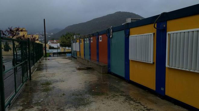 Desalojan unos barracones por el temporal