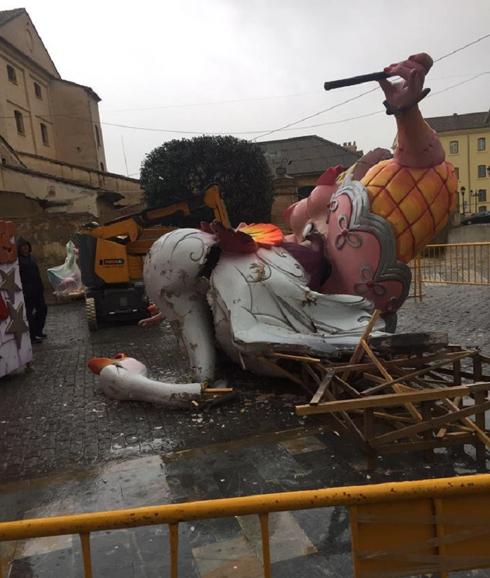 Fallas 2017 | El viento y la lluvia derriban fallas en Sueca y Quart de Poblet y provoca desperfectos en monumentos de Valencia