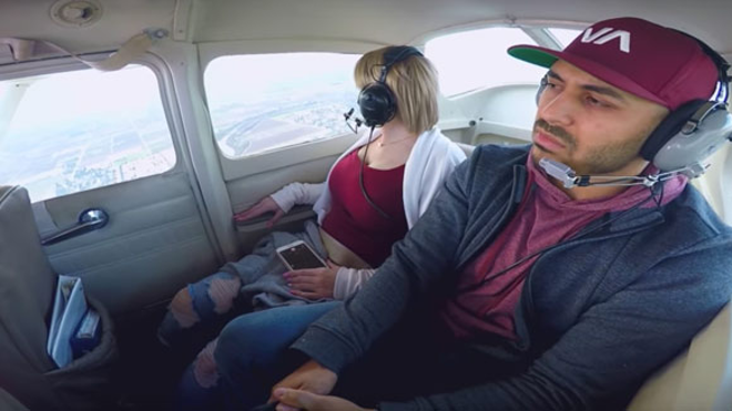 Le pide matrimonio a su novia en avioneta, pero no todo sale como esperaba