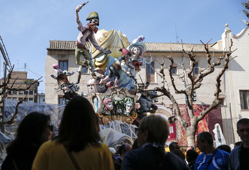 Fallas 2017 | Las fallas de la Sección Especial desafían a la lluvia y continuarán con la plantà de sus monumentos