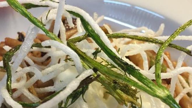 Un restaurante valenciano sirve la primera fideuà marina vegana contra la resaca