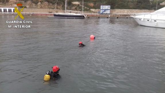 La Guardia Civil rescata a tres personas arrastradas por el agua en Alicante por el temporal