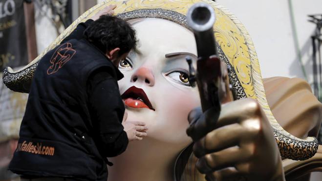 Fallas 2017 | La lluvia retrasa la plantà y daña la pintura de fallas