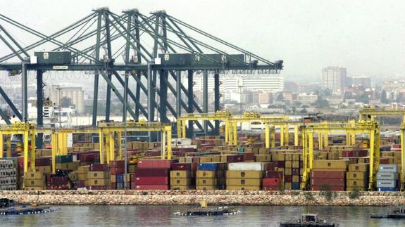 Cae un 20,6 % el tráfico de contenedores en el Puerto de Valencia por la «baja productividad» de la estiba