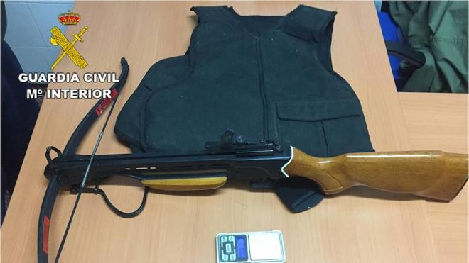 Detenida una pareja británica en Catral que tenía una plantación de marihuana en el garaje de su casa