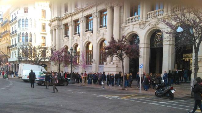 Un malentendido sobre una oferta de empleo genera aglomeraciones a las puertas de la sede de Correos en Valencia