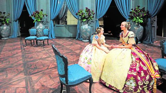 Las falleras mayores de Valencia, 'A Escena'