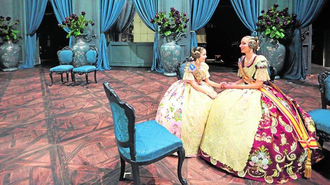 Las falleras mayores de Valencia, 'A Escena'