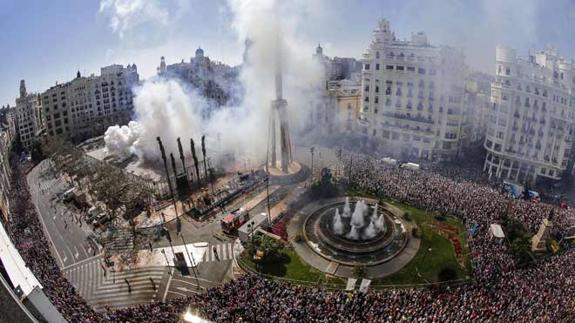 Fallas 2017 | Los cimientos de Valencia se tambalean al ritmo de los truenos de Reyes Martí