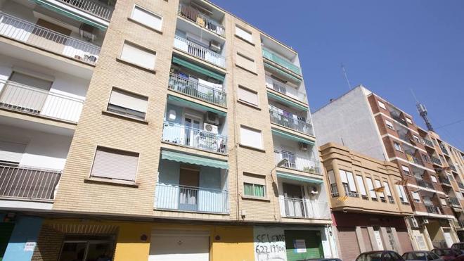 Muere una mujer tras quedar atrapada en una cama plegable en un piso de Valencia
