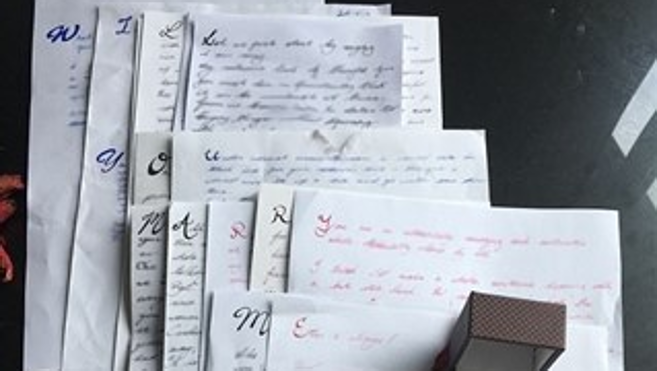Le escribe cartas a su novia durante años para mandarle un mensaje secreto