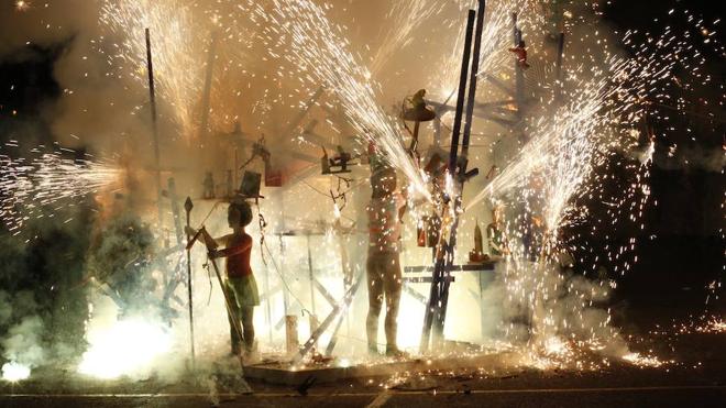 Arde la falla infantil de la controversia