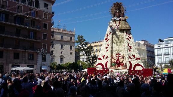 Cortes de tráfico en la calle de la Paz por la marabunta de turistas el día después de acabar las Fallas