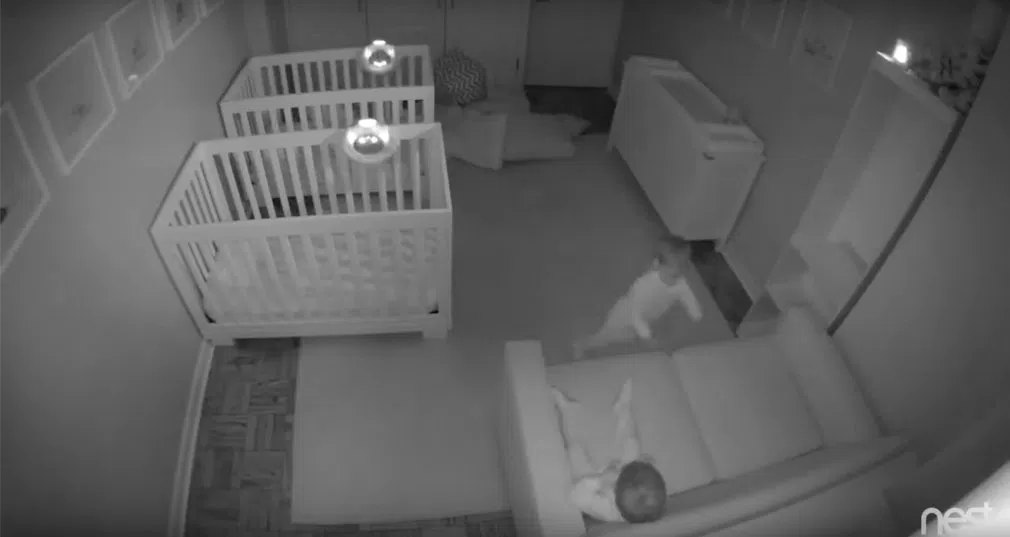 Unos padres alucinan al descubrir lo que hacen sus gemelos de 2 años por la noche