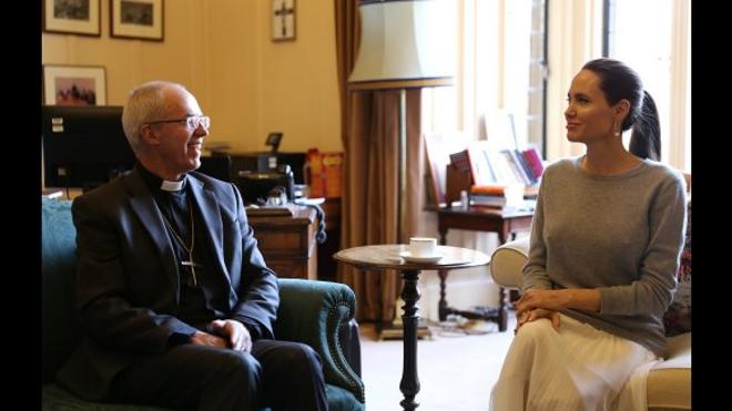Duras críticas a Angelina Jolie por visitar al arzobispo de Canterbury sin sujetador
