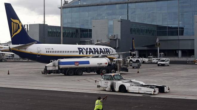 Ryanair convoca dos fechas para contratar personal de cabina en Valencia
