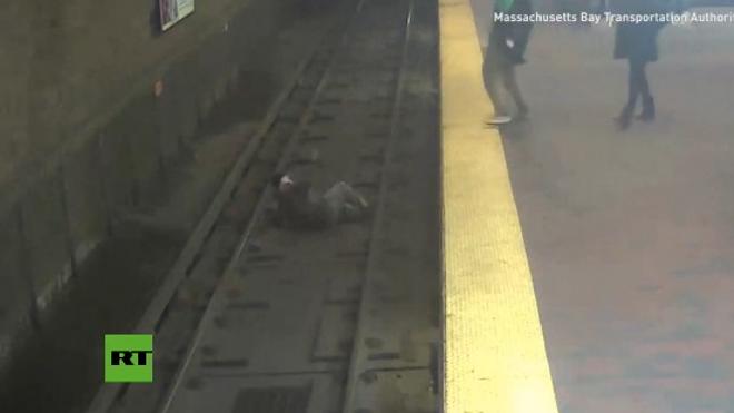 Rescatan a un hombre borracho tras caer a las vías de tren en EE.UU.