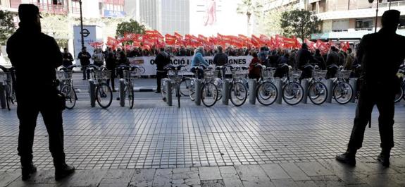 CCOO PV y UGT-PV protestan «contra la avaricia» y la «insolidaria» subida de salarios del 1,5% propuesta por la patronal