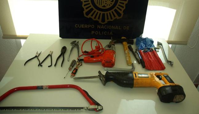 Dos detenidos mientras trataban de forzar un bar en Gandia