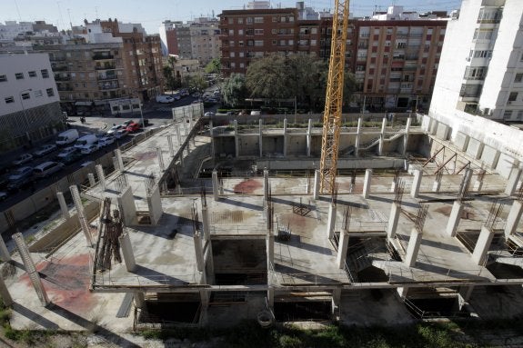 La ruina se adueña del polideportivo modelo de los barrios de Valencia