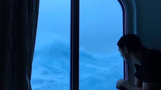 Un pasajero graba olas de 10 metros golpeando su ventana mientras estaba en un crucero