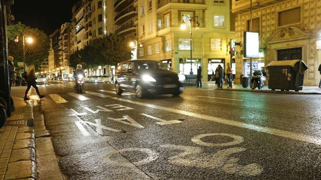 Grezzi prohibirá aparcar de noche en el carril bus en casi toda la ciudad
