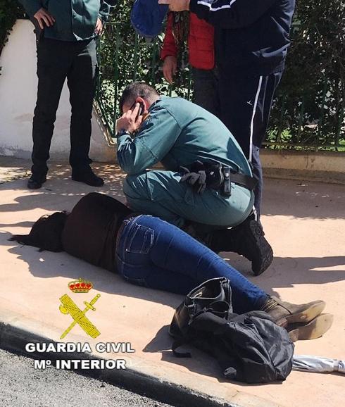 La Guardia Civil salva la vida de una mujer que se encontraba semiinconsciente en una calle de Burriana