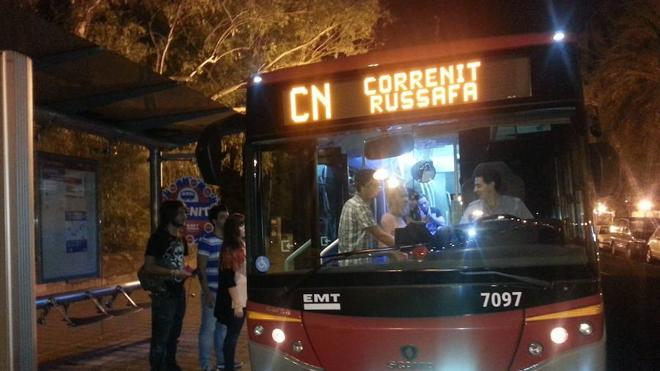 Los hosteleros se oponen a la «medida radical y no consensuada» de prohibir el aparcamiento nocturno en el carril bus