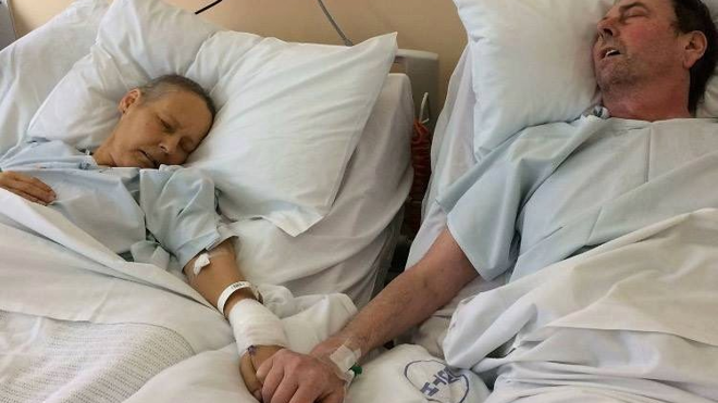 La impactante fotografía de un matrimonio con cáncer terminal que ha conmovido al mundo