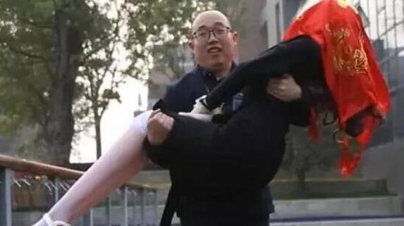 Un ingeniero se construye su propia esposa