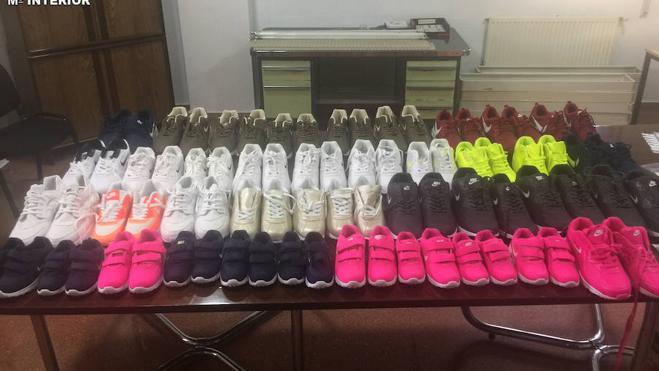 La Guardia Civil se incauta de zapatillas de deporte falsificadas de una conocida marca