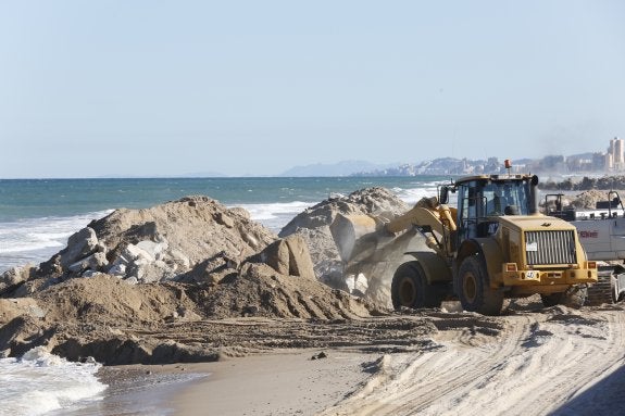Costas repara seis de las diez playas de la Comunitat Valenciana dañadas por el temporal para Semana Santa