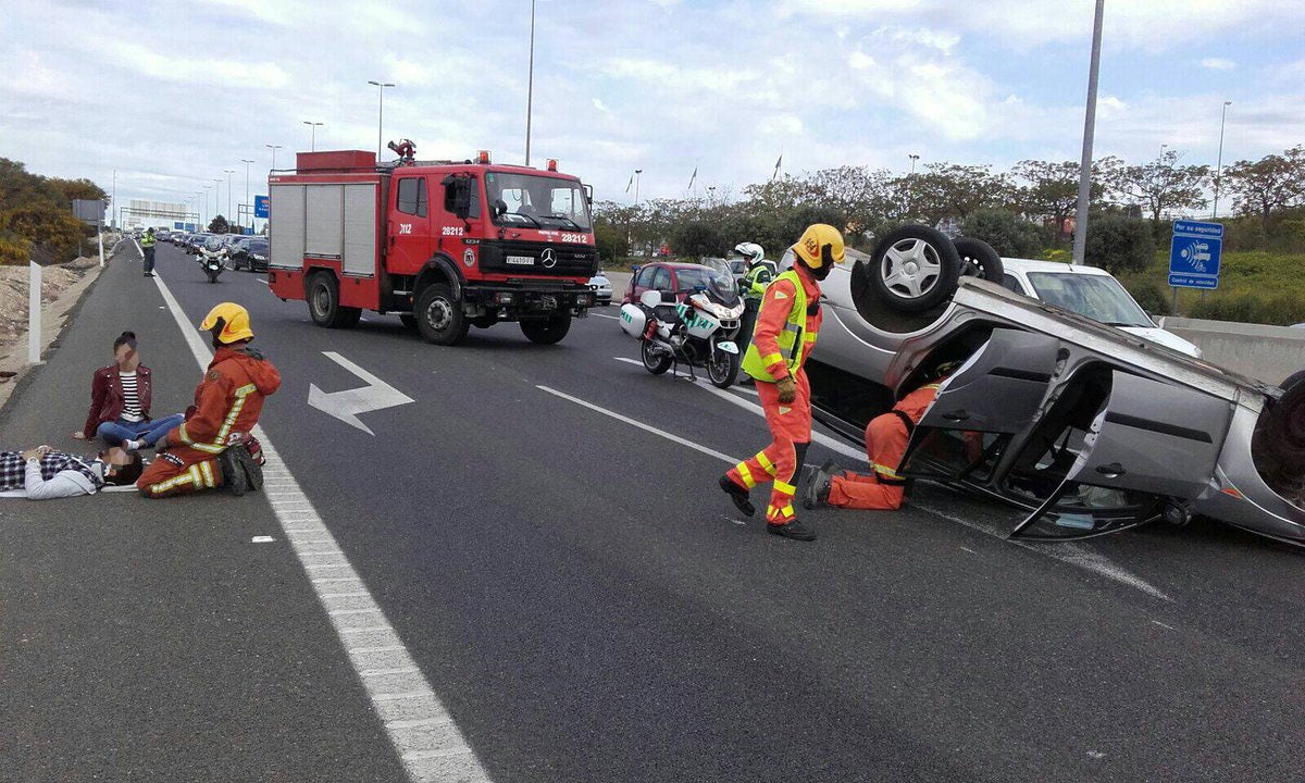 Un coche vuelca en un accidente a la entrada de La Cañada