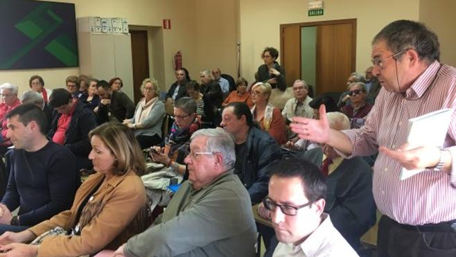 Vecinos de Abastos plantan cara al edil de Movilidad por los cambios en la EMT