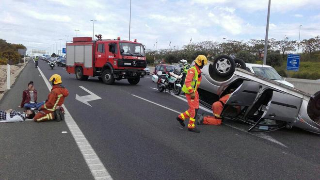 Un coche vuelca en un accidente a la entrada de La Cañada
