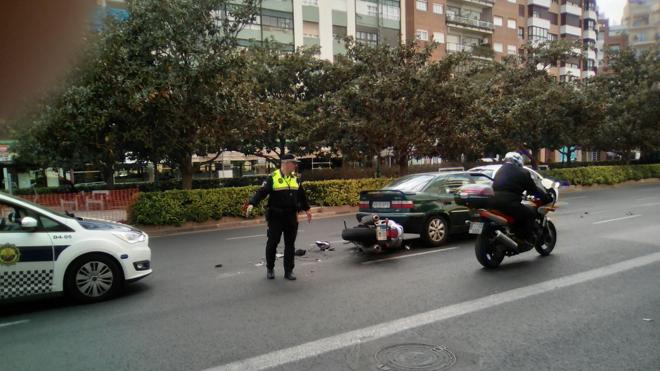 Un motorista herido en un accidente en Plaza de España con Gran Vía Fernando El Católico