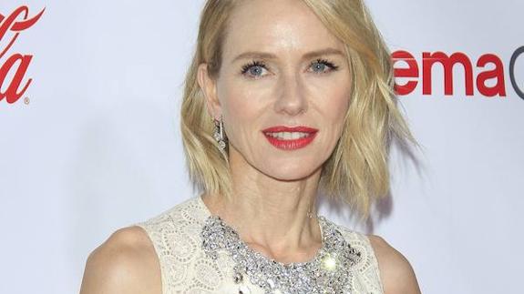 Naomi Watts se venga de una fan