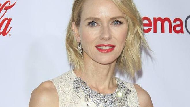 Naomi Watts se venga de una fan