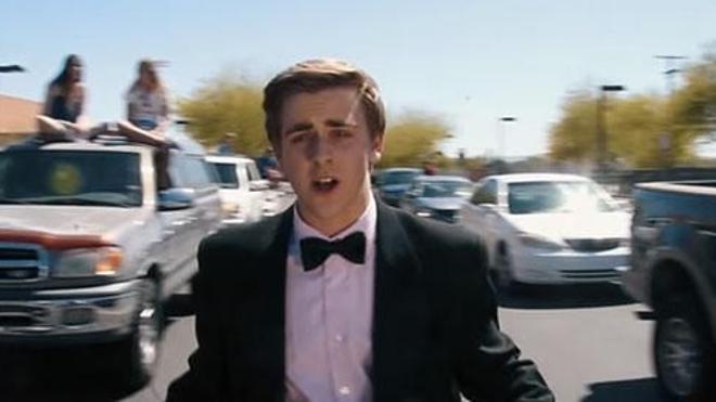 Recrea el atasco de 'La La Land' para pedirle a Emma Stone que sea su pareja en el baile de graduación