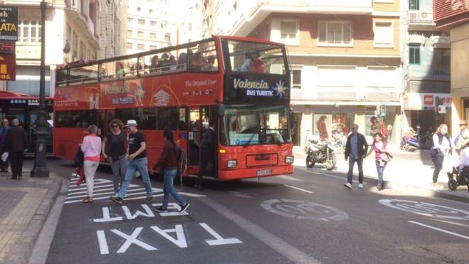 La avería de un autobús turístico provoca atascos en el centro de Valencia