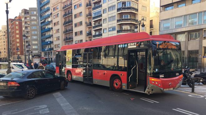 Nuevo accidente en Barón de Cárcer de Valencia entre un coche y un autobús de la EMT