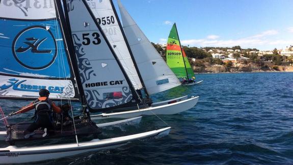 El Club Naútico Les Basetes acoge este fin de semana a los mejores regatistas nacionales de Hobie Cat