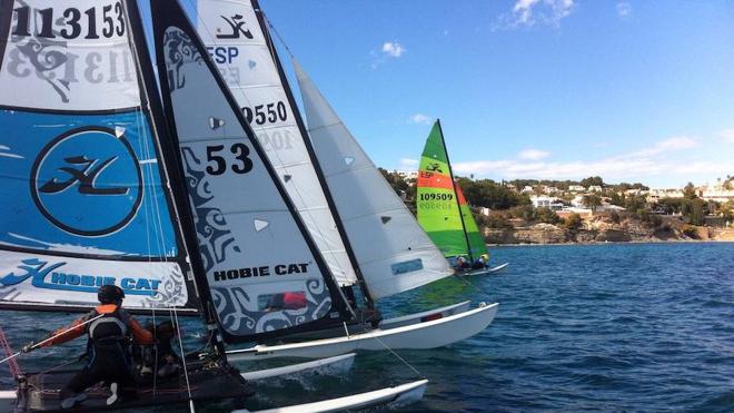 El Club Naútico Les Basetes acoge este fin de semana a los mejores regatistas nacionales de Hobie Cat