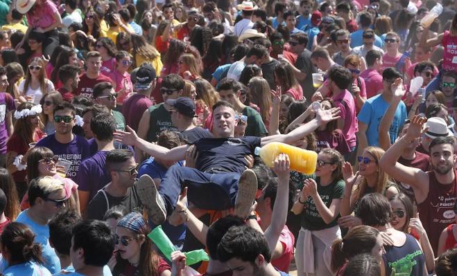 25.000 universitarios en la fiesta de las paellas en la Marina Sur de Valencia