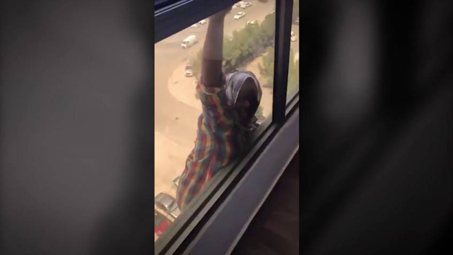 Detenida por no auxiliar a su empleada cuando se caía por la ventana
