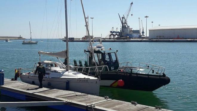 El velero de Francisco Puchol-Quixal aparece varado sin tripulación en la playa de Gandia